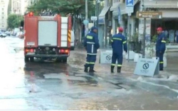 Θεσσαλονίκη: Πλημμύρισε η Ερμού από σπασμένο αγωγό νερού - Μαρτυρίες για έκρηξη (βίντεο)