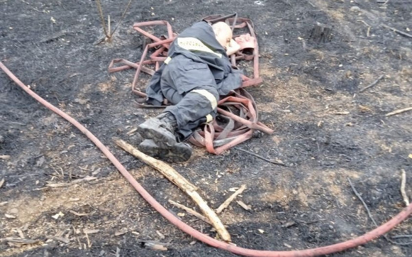 Έβρος: Συγκλονίζει η εικόνα πυροσβέστη που κοιμάται εξουθενωμένος στο έδαφος μετά από μάχη με τις φλόγες
