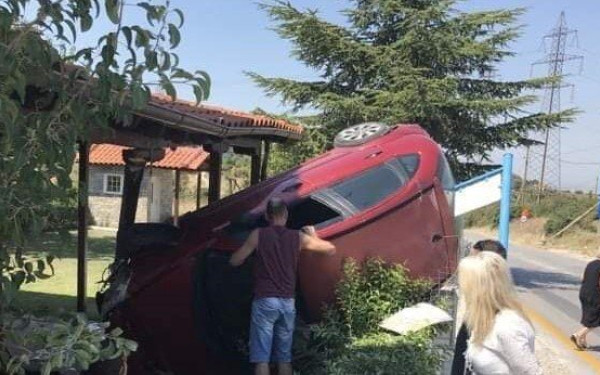 Φίλυρο Θεσσαλονίκης: ΙΧ... προσγειώθηκε σε περίφραξη μονοκατοικίας