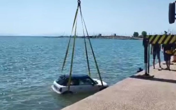 Χαλκιδική: Αυτοκίνητο βρέθηκε να επιπλέει μέσα στη θάλασσα στα Νέα Μουδανιά (βίντεο)