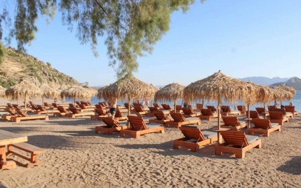 Beach bar αλά ξενυχτάδικα και… πρώτη ξαπλώστρα κύμα