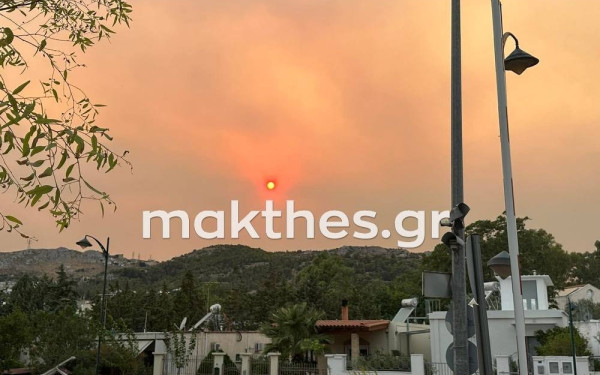 Απόκοσμες εικόνες: «Βρέχει στάχτη» στη δυτική Αττική (βίντεο & φωτ.)