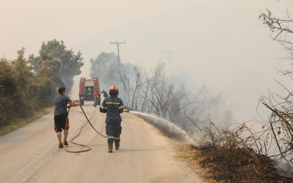 Έβρος: Εκκενώνεται η Λευκίμη, αναζωπυρώσεις στην Αισύμη (βίντεο)