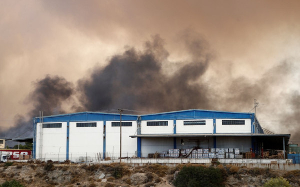 Ασπρόπυργος: Καίγονται αποθήκες και εργοστάσια στη βιομηχανική περιοχή