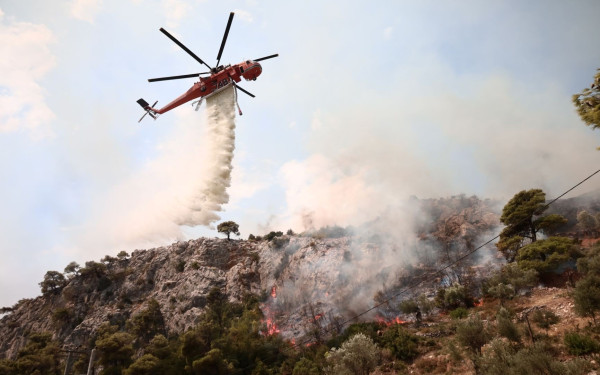Διπλό μέτωπο φωτιάς στην Πάρνηθα - Τεράστια κινητοποίηση της Πυροσβεστικής, συνεχείς οι ρίψεις 