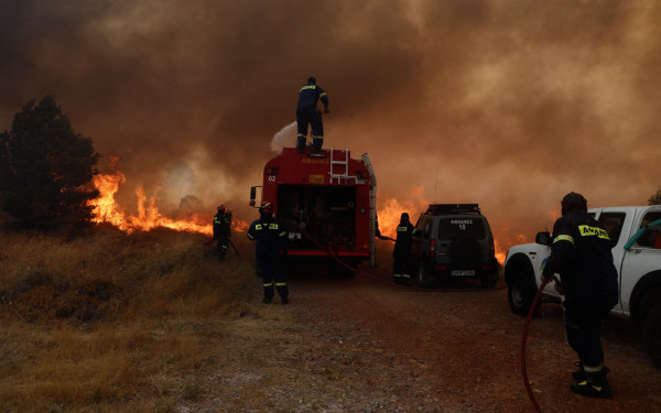 Πυρκαγιές: Μέσα σε μισή ώρα το «άλμα» της φωτιάς στην Πάρνηθα - Μάχη για να σωθεί ο Εθνικός Δρυμός (βίντεο)