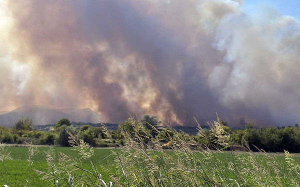 Σε πλήρη εξέλιξη η φωτιά στον Πολύγυρο - Ενισχύθηκαν οι πυροσβεστικές δυνάμεις 