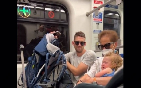Αθάνατη Ελληνίδα γιαγιά νανουρίζει μωρό τουρίστριας στο μετρό (βίντεο)