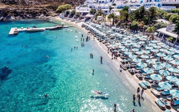 «Κίνημα της Πετσέτας»: Μάζεψαν τις ξαπλώστρες και από την Ψαρρού στη Μύκονο