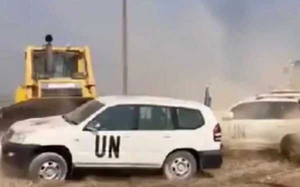 Μπουλντόζες Τουρκοκύπριων σπρώχνουν τα οχήματα του ΟΗΕ στην Πράσινη Γραμμή της Κύπρου (βίντεο)