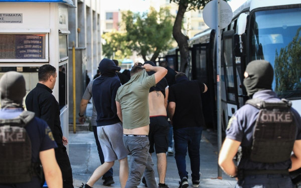 Νέα Φιλαδέλφεια: Στο δρόμο για τις φυλακές οι πρώτοι 46 κατηγορούμενοι 