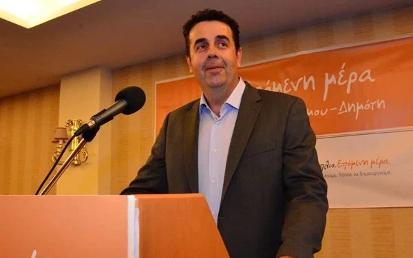 Πειθαρχική έρευνα για τον δήμαρχο Ναυπλίου που πέταγε σκουπίδια και... περιττώματα στην πόρτα αντιπάλου του!