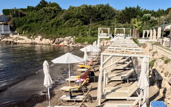 Πρόστιμα και 16 συλλήψεις για παράνομες ξαπλώστρες και ομπρέλες σε Κυκλάδες και Επτάνησα