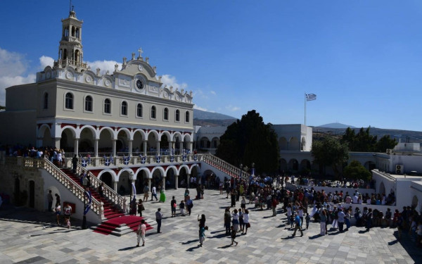 Δεκαπενταύγουστος: Οι Έλληνες τιμούν τη γιορτή της Παναγίας - Τα μεγάλα προσκυνήματα σε όλη την Ελλάδα (φωτ.)