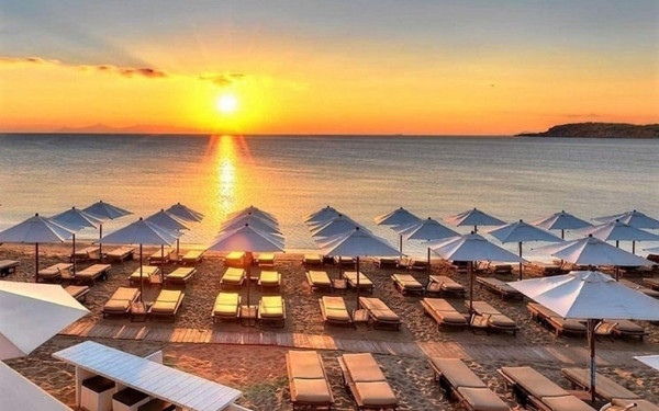Οι δήμοι θέλουν το κουμάντο στις παραλίες της «ομπρέλας»