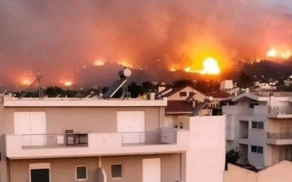 Αττική: Ανεβαίνει στις πλαγιές της Πάρνηθας η πυρκαγιά