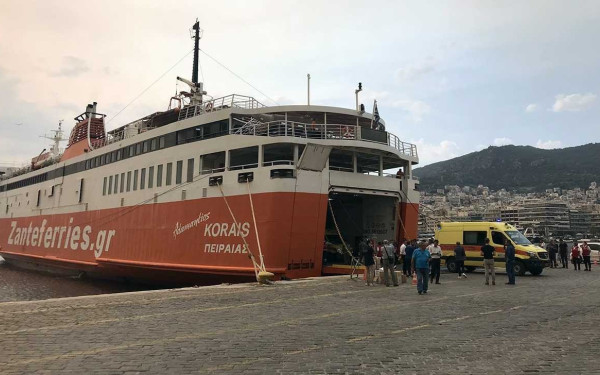 Έφτασαν από την Αλεξανδρούπολη στο λιμάνι της Καβάλας οι ασθενείς - Μεταφέρονται στο Νοσοκομείο (φωτ.)