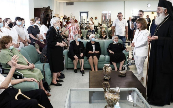 Σακελλαροπούλου στην Αλεξανδρούπολη: Της χάρισαν το «στεφάνι της ζωής»