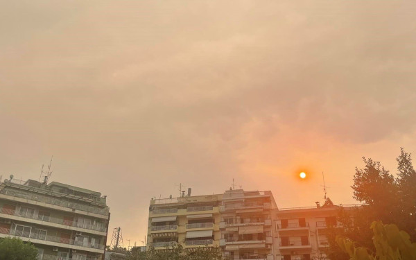 Οι καπνοί από τα πύρινα μέτωπα σκέπασαν τον ουρανό της Θεσσαλονίκης