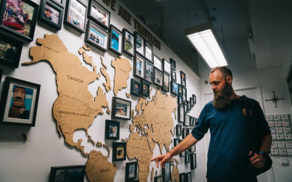 Ο σύγχρονος Φιλέας Φογκ: Ο άνθρωπος που ταξίδεψε σε όλες τις χώρες του κόσμου χωρίς να μπει σε αεροπλάνο (βίντεο, φωτ.)