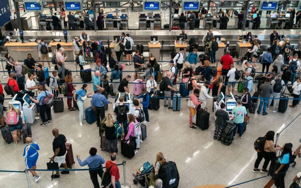 ΕΛΣΤΑΤ: Αυξημένες τον Μάιο οι αφίξεις και οι διανυκτερεύσεις τουριστών