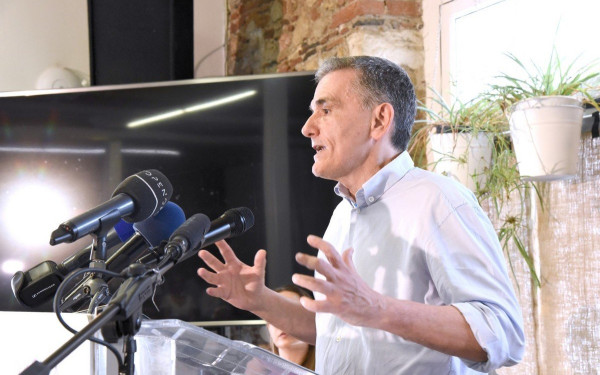 Τσακαλώτος: Οι δημοκρατικοί θεσμοί υποφέρουν και μαζί τους και οι πολίτες