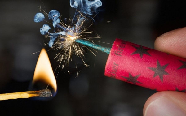 Σύβοτα: Ανήλικος τραυματίστηκε από βεγγαλικά - Αναζητείται ο άνδρας που τα έριξε