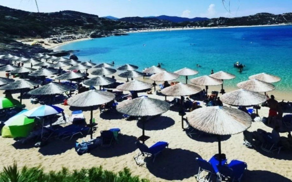 Ξαπλώστρες από... χρυσό: «Καίνε» οι τιμές στις παραλίες της Θεσσαλονίκης - Έως και 100 ευρώ το άτομο στη Χαλκιδική (βίντεο)