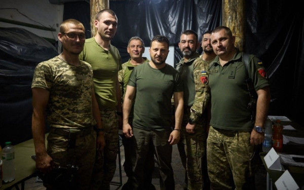 Ουκρανία: Επίσκεψη Ζελένσκι στην πρώτη γραμμή του Ντονέτσκ (βίντεο)