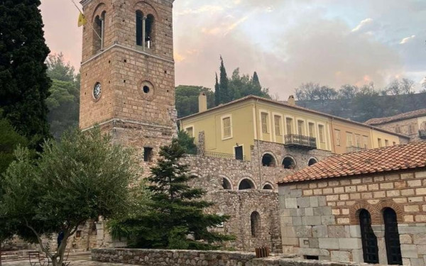 Φωτιά στη Βοιωτία: Ποιοι χώροι της Μονής Οσίου Λουκά έμειναν άθικτοι