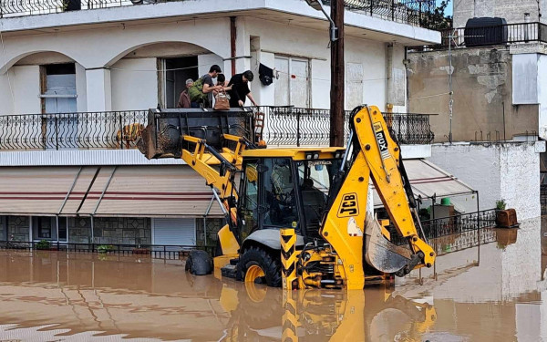 Λάρισα: Με φορτωτή ο απεγκλωβισμός πολιτών από σπίτι στη συνοικία του Αγίου Θωμά (βίντεο, φωτ.)