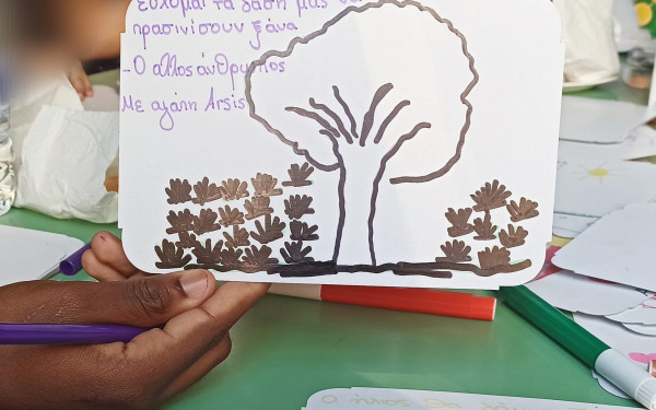 Θεσσαλονίκη: Προσφυγόπουλα ζωγράφισαν για τους πυροσβέστες και τους πυρόπληκτους στον Έβρο (φωτ.)