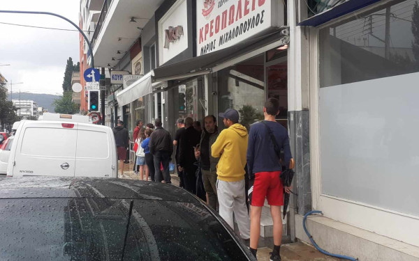 Σε έλλειψη το εμφιαλωμένο νερό στον Βόλο -  Άδειασαν τα σούπερ μάρκετ οι κάτοικοι (βίντεο, φωτ.)