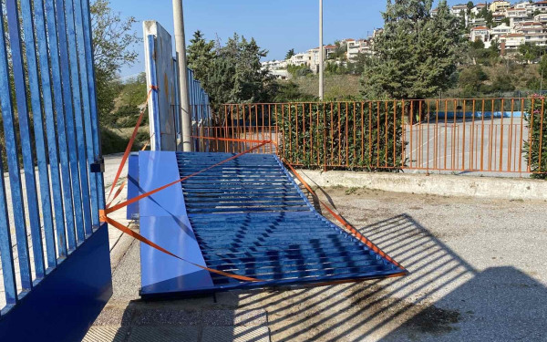 Ξήλωσαν την καγκελόπορτα του 1ου Δημοτικού Σχολείου Πανοράματος λίγο πριν ανοίξουν τα σχολεία