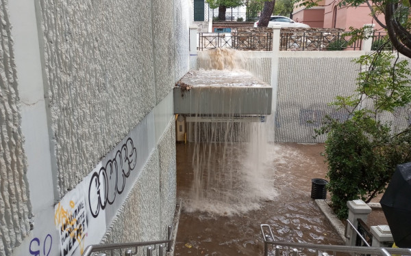 Πρωτοφανείς σκηνές στο κέντρο της Αθήνας: Το νερό παρασύρει πεζούς και πλημμυρίζει σταθμό του μετρό (βίντεο)