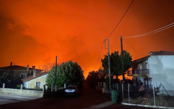 Παραμένουν αντιμέτωπες με αναζωπυρώσεις οι δυνάμεις της πυροσβεστικής σε Έβρο και Ροδόπη