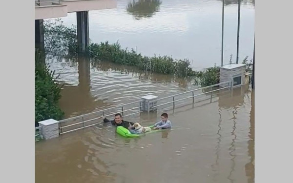 Παλαμάς: Συγκλονιστικό  βίντεο με πατέρα να διασώζει τα παιδιά του βουτηγμένος στα νερά ως το λαιμό