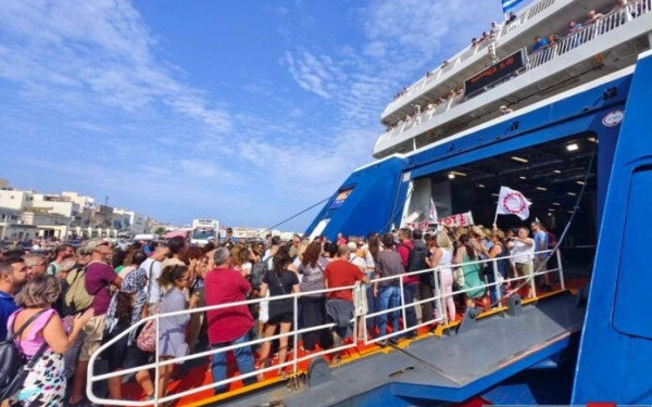 Blue Horizon: Διαμαρτυρία στη Σύρο για την δολοφονία του Αντώνη - Διαδηλωτές μπήκαν σε πλοίο (βίντεο)