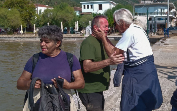 Απεγκλωβισμός 61 ατόμων σε παραλίες της Μαγνησίας από το Λιμενικό - Φεύγουν με δάκρυα οι κάτοικοι (φωτ.)