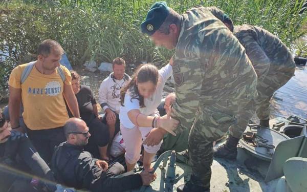 Θεσσαλία: Συγκλονίζουν τα βίντεο με τους απεγκλωβισμούς του στρατού με Super Puma και βάρκες 