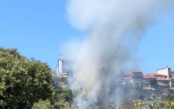 Έδεσσα: Υπό μερικό έλεγχο η φωτιά στον ιστορικό οικισμό Βαρόσι - Δείτε βίντεο