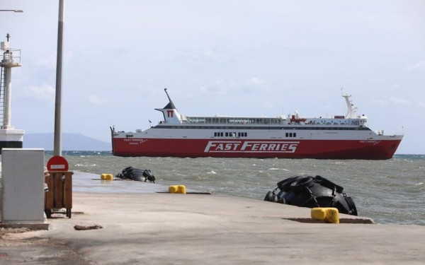 Πολύωρη ταλαιπωρία για τους επιβάτες του Fast Ferries Andros - Παραμένει ακινητοποιημένο στη Ραφήνα
