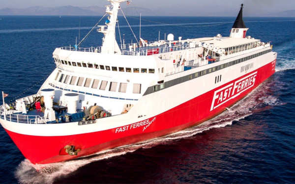 Οργισμένοι επιβάτες του Fast Ferries Andros: Παραμένουν εγκλωβισμένοι πάνω από 11 ώρες - Έγκυος 9 μηνών ανάμεσά τους (βίντεο)