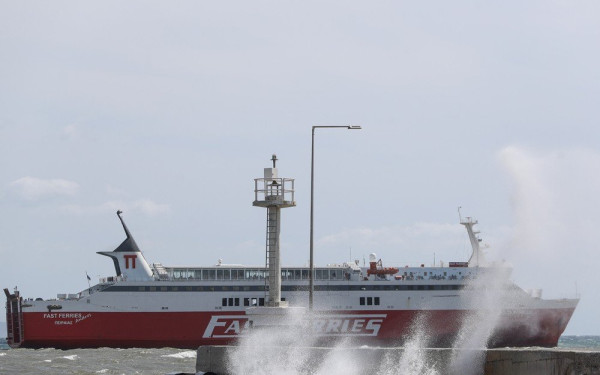 Στη Ραφήνα λόγω μηχανικής βλάβης παραμένει με 734 επιβάτες το «Fast Ferries Andros»