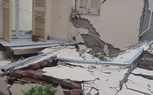 Εικόνες διάλυσης στο γηροκομείο του Βόλου: Κτίρια-συντρίμμια και ανεπανόρθωτες ζημιές (φωτ.)