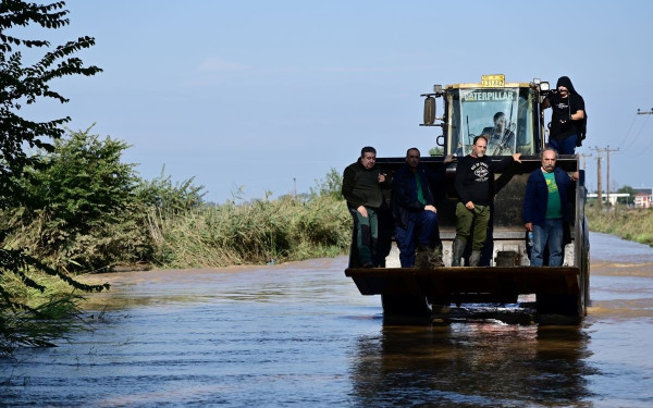 Λάρισα: Σπάνε αναχώματα στο Φράγμα της Γυρτώνης για να αποσυμφορηθεί ο Πηνειός (βίντεο)