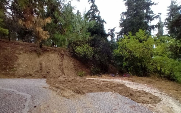 Δύσκολη η κατάσταση στα Τρίκαλα: Καταπτώσεις βράχων στον ορεινό όγκο και πολλές αποκομμένες περιοχές