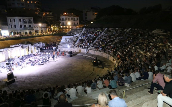 Ιστορική βραδιά η χθεσινή για τη Λάρισα: Το αρχαίο θέατρο υποδέχθηκε ξανά πολίτες μετά από χιλιάδες χρόνια (φωτ.)
