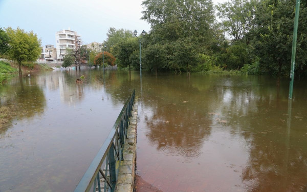 Λάρισα: Έχει ανέβει επικίνδυνα ο Πηνειός - Αγωνία για τους εγκλωβισμένους (βίντεο)