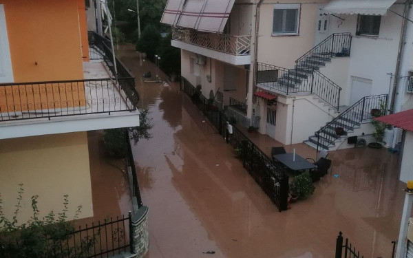 Κακοκαιρία «Daniel»: Υπερχειλίζει ο Πηνειός - Άρχισε να πλημμυρίζει η Λάρισα, εκκενώνονται χωριά (βίντεο)